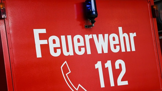 Auf einem Fahrzeug der Feuerwehr steht der Schriftzug "Feuerwehr 112". © picture alliance/dpa Foto: Jens Kalaene