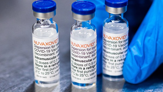 Ampullen mit dem Corona-Impfstoff Nuvaxovid des US-Herstellers Novavax stehen im Impfzentrum in der Stadthalle Braunschweig auf einem Tisch. © dpa-Bildfunk Foto: Moritz Frankenberg