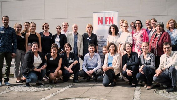 Ein Gruppenbild der Mitarbeiter des Netzwerks für traumatisierte Flüchtlinge in Hannover. © NDR 