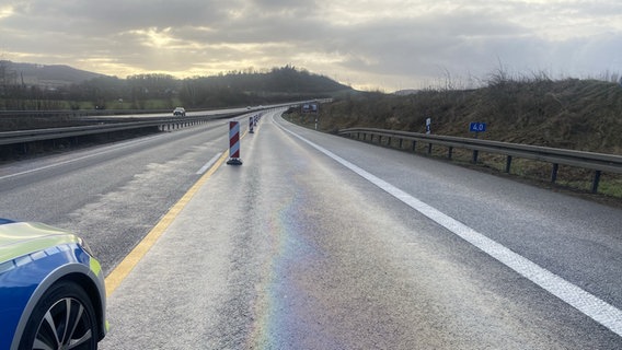 Auf der Straße der A39 ist eine Ölspur zu sehen. © Polizeiinspektion Göttingen 