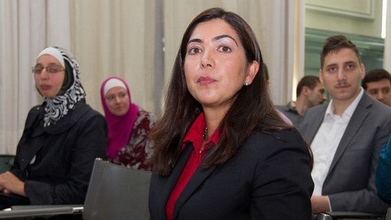 Die niedersächsische Sozial- und Integrationsministerin Aygül Özkan (CDU) in der Bibliothek der Universität Osnabrück bei der Auftaktveranstaltung für die Imamweiterbildung. Die niedersächsische Sozial- und Integrationsministerin Aygül Özkan (CDU) in der Bibliothek der Universität Osnabrück bei der Auftaktveranstaltung für die Imamweiterbildung. © picture alliance / dpa Foto: Friso Gentsch