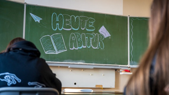 "Heute Abitur" steht auf einer Tafel im Klassenzimmer eines Gymnasiums. © picture alliance/dpa | Sina Schuldt Foto: Sina Schuldt