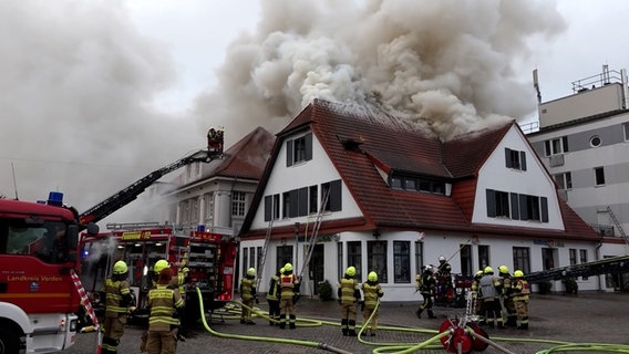 Die Feuerwehr löscht ein brennendes Wohn- und Geschäftshaus in der Innenstadt von Achim. © Nord-West-Media TV 