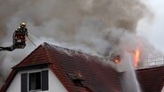 Die Feuerwehr löscht ein brennendes Wohn- und Geschäftshaus in der Innenstadt von Achim. © Nord-West-Media TV 