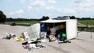 Ein Auto-Anhänger ist auf der A1 bei Achim umgekippt. © Nord-West-Media TV 