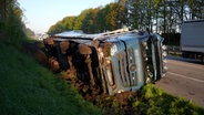 Ein Lkw liegt neben der A1 bei Ahlhorn © Nord-West-Media TV 