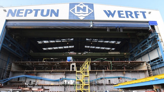 Halle mit großer blauer Schrift: Neptun-Werft © dpa-Bildfunk Foto: Stefan Sauer