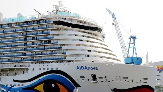 Die "AIDAnova" liegt im Werfthafen der Meyer Werft in Papenburg. © NDR Foto: Oliver Gressieker