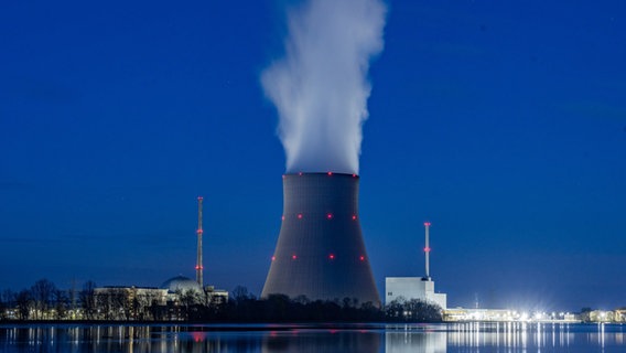 Wasserdampf steigt aus dem Kühltum des Kernkraftwerks Isar 2. © picture alliance/dpa Foto: Armin Weigel