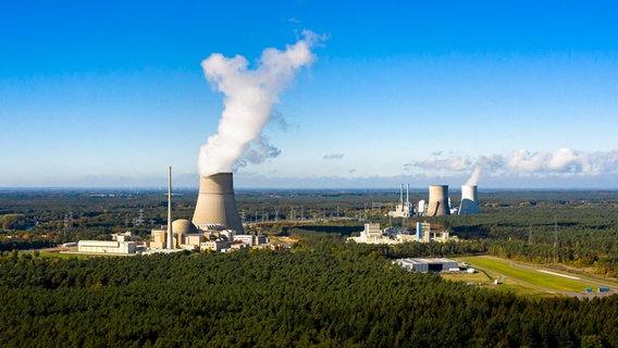 Das Kernkraftwerk Emsland mit aufsteigendem Rauch. Im Hintergrund: blauer Himmel. © picture alliance/dpa | Sina Schuldt Foto: Sina Schuldt