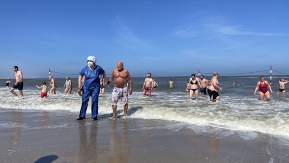 Menschen springen in die Nordsee auf Baltrum. © Gemeinde- u. Kurverwaltung Baltrum 