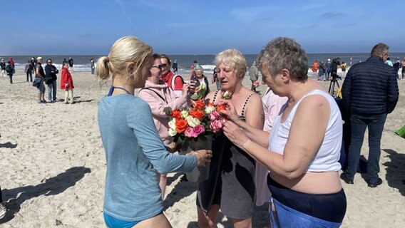 Menschen springen in die Nordsee auf Baltrum. © Gemeinde- u. Kurverwaltung Baltrum 