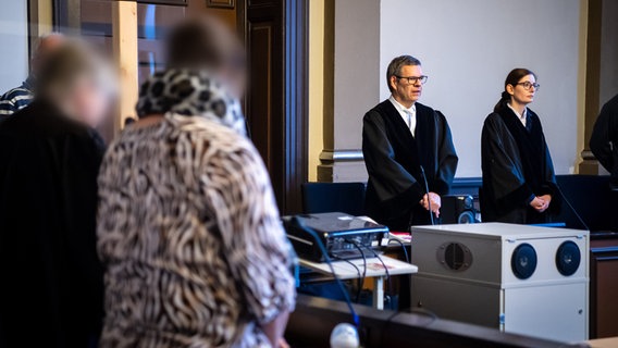 Verden: Volker Stronczyk (2.v.r), Vorsitzender Richter, steht vor Prozessbeginn im Gerichtssaal, die Angeklagte (2.v.l) steht neben ihrer Anwältin (l). © dpa-Bildfunk Foto: Sina Schuldt