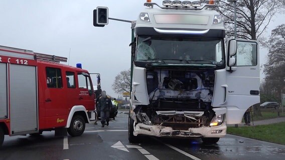 Ein beschädigter Lkw nach einem Unfall im Ammerland. © TeleNewsNetwork 