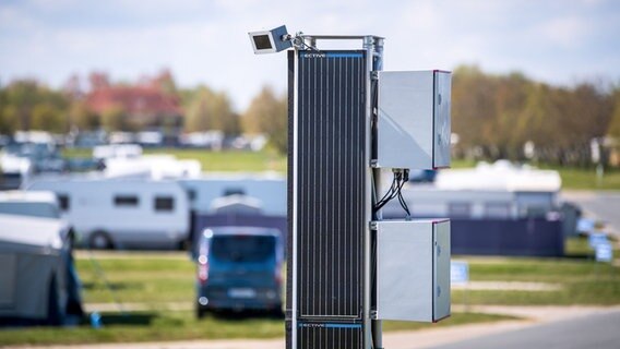 Eine Säule mit Sensoren sammelt Daten für das neue digitale Besuchermanagementsystem. © dpa Foto: Sina Schuldt