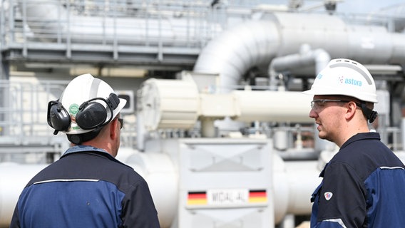 Zwei Mitarbeiter stehen auf dem Gelände des Gasspeichers in Jemgum. © dpa-bildfunk Foto: Lars Klemmer