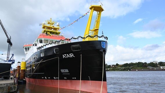 Das Forschungsschiff "Atair" liegt bei seiner Taufe am Kai der Fassmer Werft in Berne. © picture alliance / dpa Foto: Carmen Jaspersen