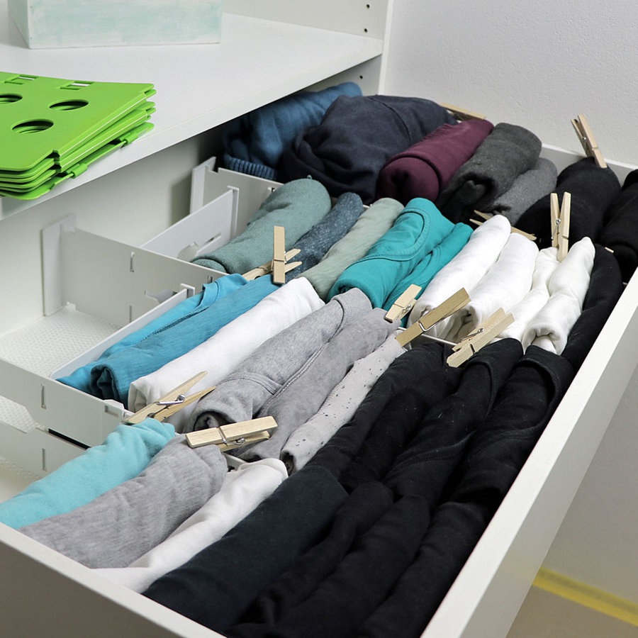 Eine Schublade mit Kleidungsstücken. © NDR Foto: Oliver Gressieker