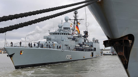 Die Fregatte "Augsburg" kehrt nach 126 Tagen auf See in den Mainestützpunkt von Wilhelmshaven zurück. © dpa-Bildfunk Foto: Ingo Wagner