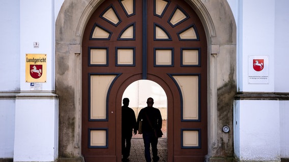 Zwei Leute betreten den Innenhof vom Landgericht Aurich. © dpa-Bildfunk Foto: Sina Schuldt