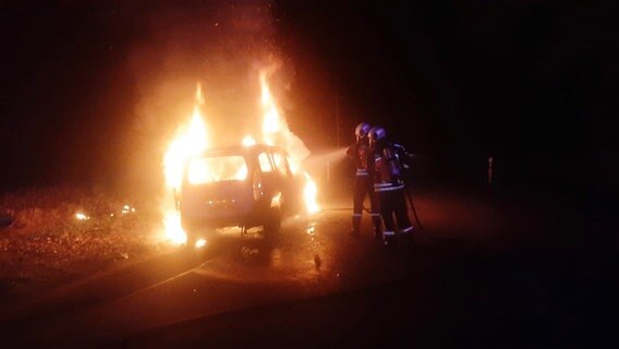 Feuerwehrleute löschen ein brennendes Auto in Aurich. © Feuerwehr Plaggenburg 