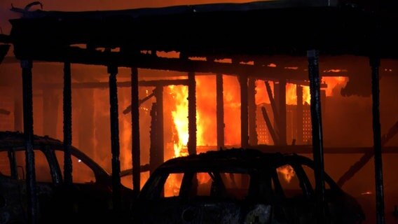 Pkw brennen in einem Carport in Aurich. © NonstopNews 