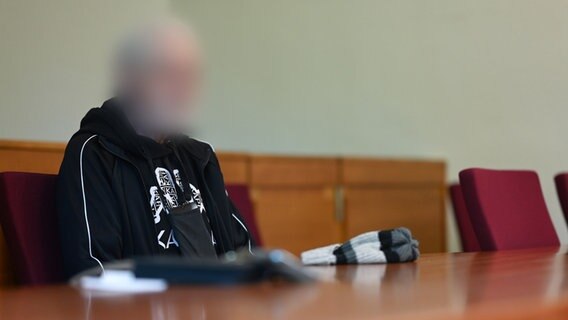 Der 82-jährige Angeklagte sitzt im Saal 116 des Landgerichts Aurich, wo ein Prozess wegen Drogenhandels verhandelt wird. © dpa-Bildfunk Foto:  Lars Penning/dpa