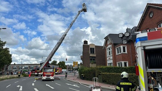Einsatzkräfte der Feuerwehr löschen einen Brand im Stadtzentrum von Aurich. © Feuerwehr Aurich 