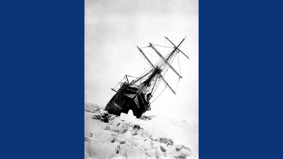 Ein schwarz weiß Bild eines Schiffs im arktischen Eis. © Royal Geographical Society London Foto: James Francis (Frank) Hurley