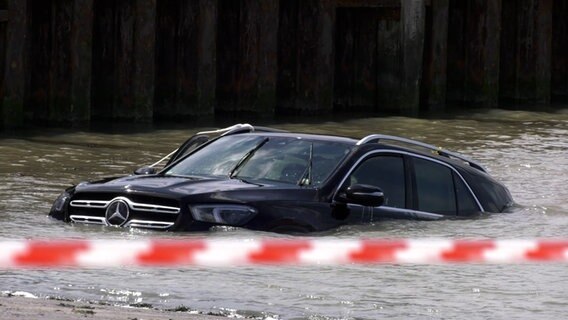 Ein Auto wird aus dem Hafenbecken in Norddeich gezogen. © TeleNewsNetwork 