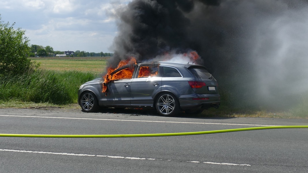 Ein Audi Q7 steht an der B73 und brennt.