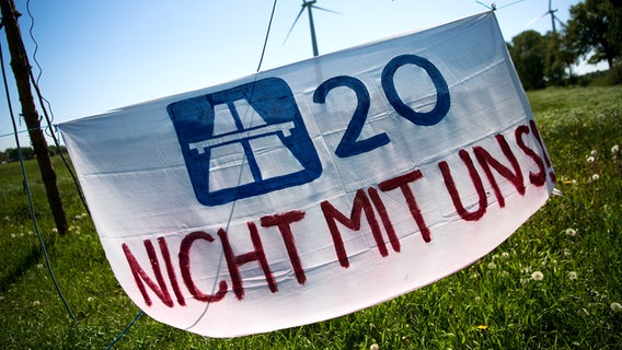 Ein Transparent gegen den Ausbau der A20. © Picture Alliance Foto: Sina Schuldt