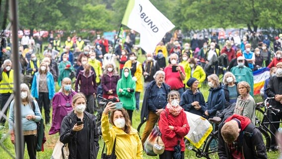 Demonstranten bei einer Protestaktion gegen den Bau der A20. © Picture Alliance Foto: Mohssen Assanimoghaddam