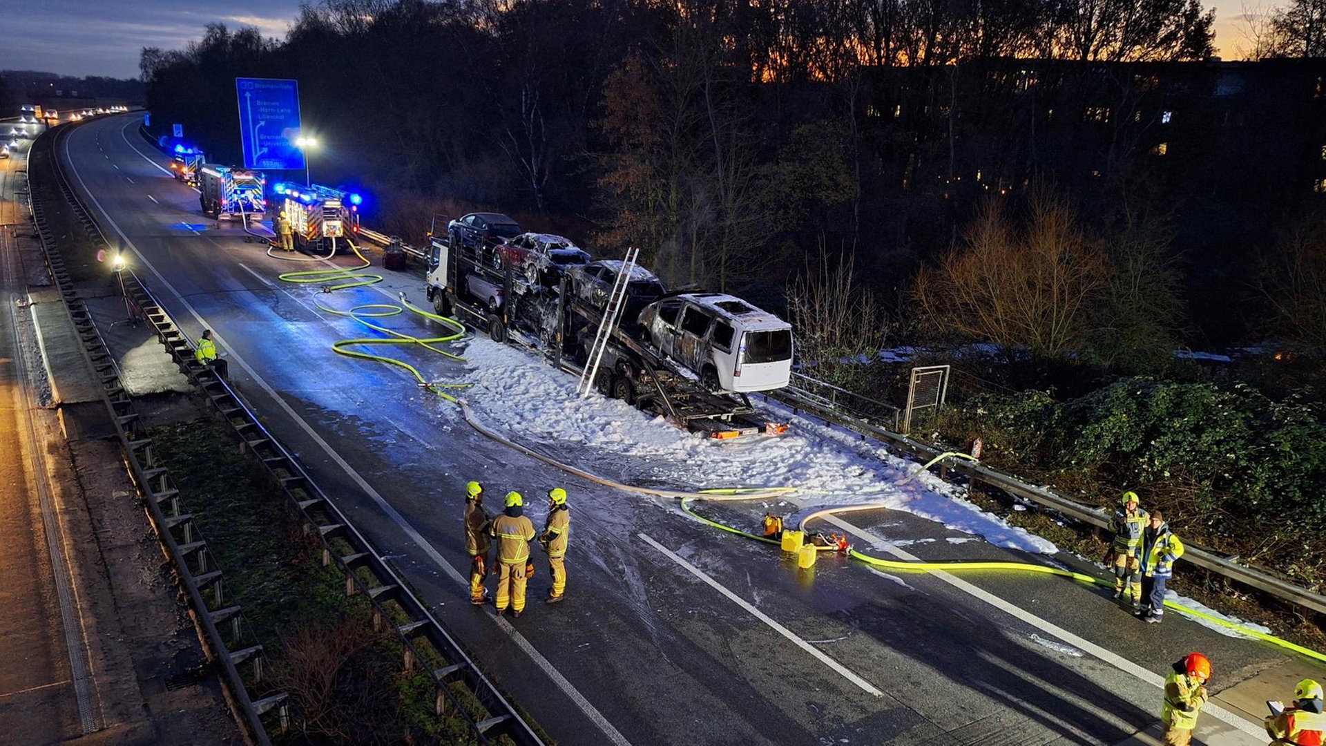 Unfall: Autotransporter auf der A7 fängt Feuer: 130.000 Euro