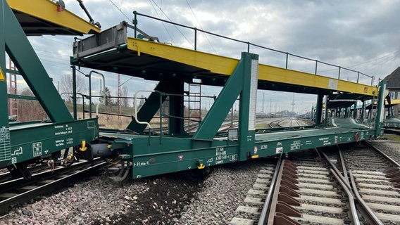 Entgleister Waggons eines Autotransportzugs in einem Bremer Rangierbahnhof. © Bundespolizeiinspektion Bremen 