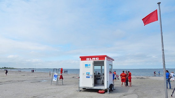 Ein Posten der DLRG an einem Nordsee-Strand. © Andreas Barnickel/NDR Foto: Andreas Barnickel