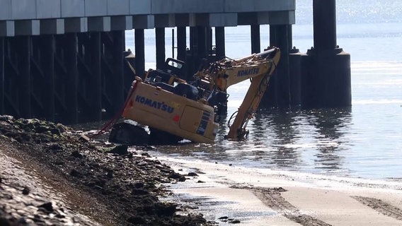 Ein Bagger hat sich am Strand von Norderney in der Nordsee festgefahren. © NonstopNews 