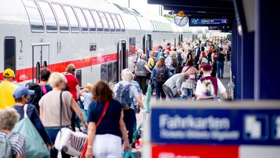 Zahlreiche Touristen gehen über den Bahnsteig Norddeich-Mole, um in einen IC der Deutschen Bahn (DB) einzusteigen. © picture alliance/dpa/Hauke-Christian Dittrich Foto: Hauke-Christian Dittrich