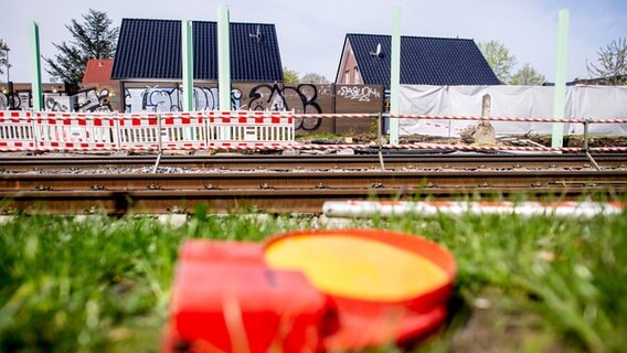 Eine Baustelle an einer Bahnstrecke ist abgesperrt. © dpa-Bildfunk Foto: Hauke-Christian Dittrich