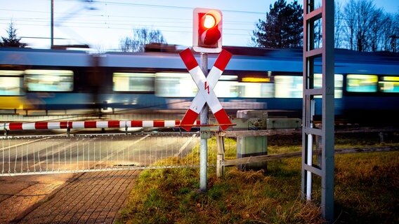 Ein Nahverkehrszug passiert einen Bahnübergang an der zweigleisigen Bahnstrecke nahe Ihrhove. © picture alliance/dpa/Hauke-Christian Dittrich Foto: Hauke-Christian Dittrich