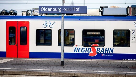 Oldenburg: Eine Regio-S-Bahn hält an einem Bahnsteig im Hauptbahnhof. © dpa-Bildfunk Foto: Hauke-Christian Dittrich