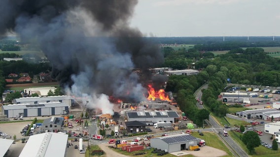 Eine Luftaufnahme zeigt einen Brand auf einem Firmengelände. © Andre van Elten/TNN/dpa 