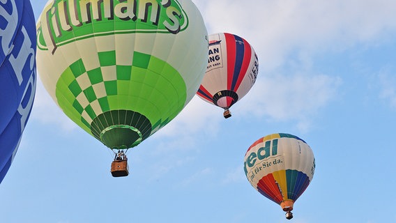 Heißluftballone am Himmel. ©  dpa - Bildfunk Foto: Carmen Jaspersen