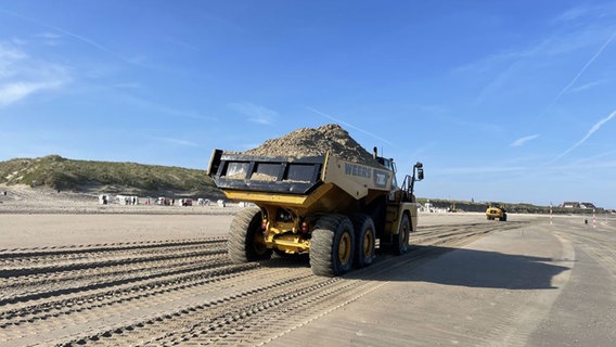 Lkw-Kipper bringen Sand zum Strand von Baltrum. © Anja Dembski/ GKV Baltrum Foto: Anja Dembski