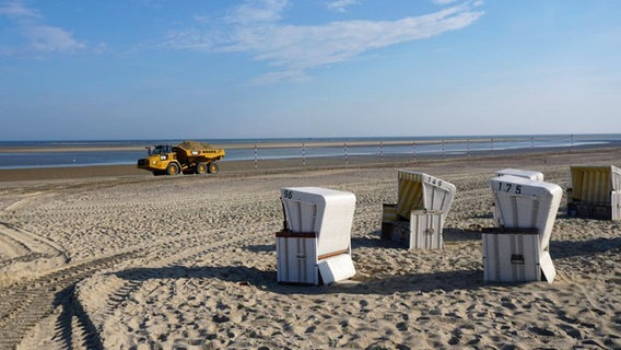 Lkw-Kipper bringen Sand zum Strand von Baltrum. © Anja Dembski/ GKV Baltrum Foto: Anja Dembski