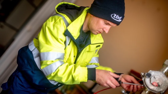 Der Handwerker Hanko Darmstädter bei der Arbeit. Der Handwerker Hanko Darmstädter bei der Arbeit. © Ole Cordsen/tbd Foto: Ole Cordsen