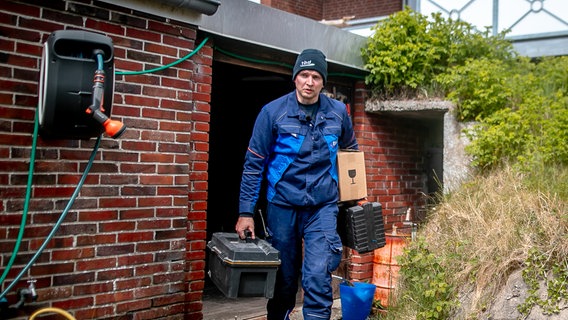 Der Handwerker Hanko Darmstädter bei der Arbeit. Der Handwerker Hanko Darmstädter bei der Arbeit. © Ole Cordsen/tbd Foto: Ole Cordsen