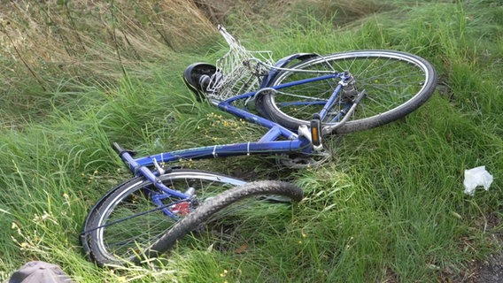 Ein zerstörtes Fahrrad liegt am Straßenrand. © TeleNewsNetwork 