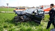 Ein Auto ist nach einem Unfall stark beschädigt. © NWM TV 