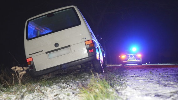 Ein Fahrzeug steht Unfall bei Schneefall am Straßenrand. © Kai Moorschlatt/Nord-West-Media/dpa Foto: Kai Moorschlatt/Nord-West-Media/dpa